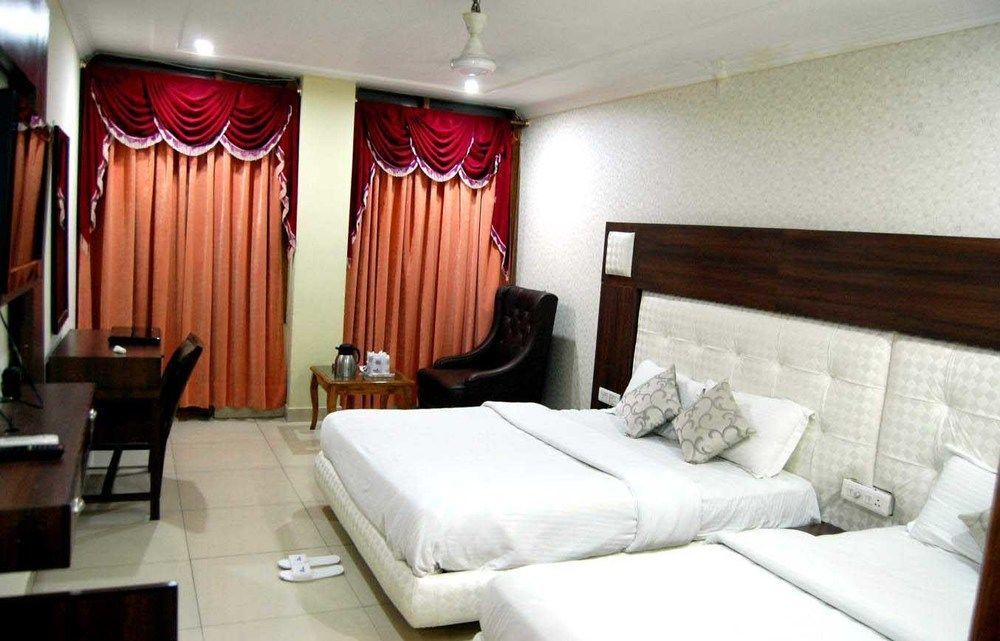 Hotel Diamond Plaza Chandīgarh Dış mekan fotoğraf