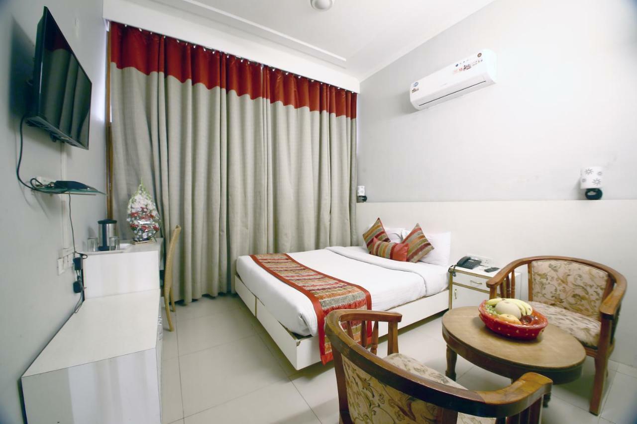 Hotel Diamond Plaza Chandīgarh Dış mekan fotoğraf