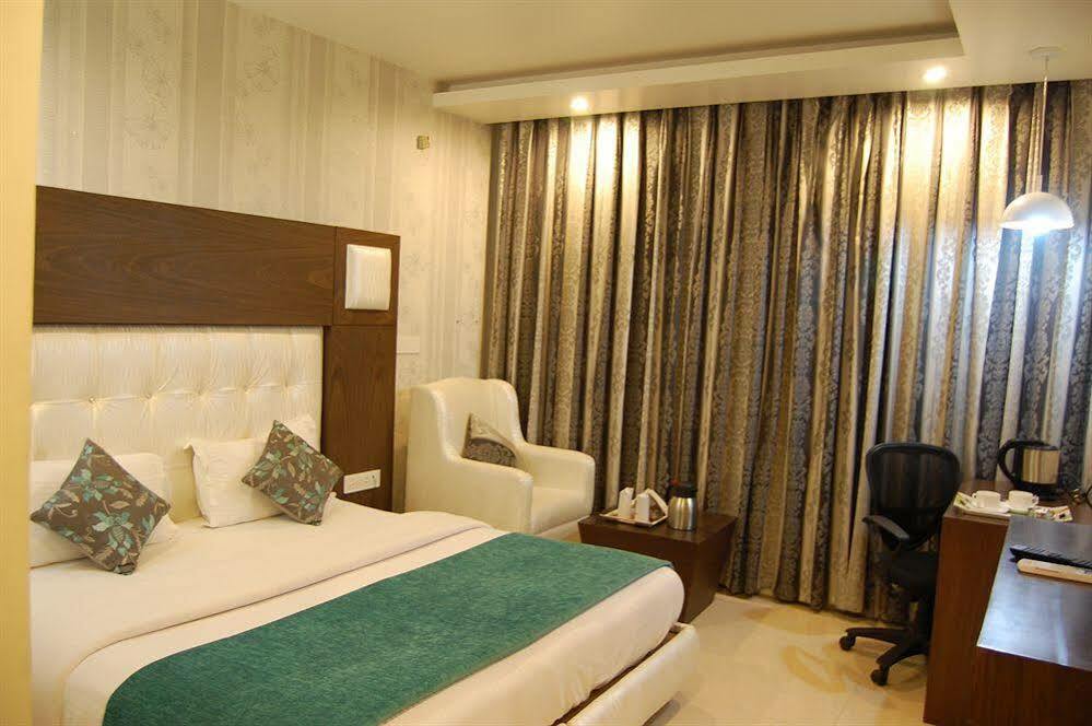 Hotel Diamond Plaza Chandīgarh Dış mekan fotoğraf